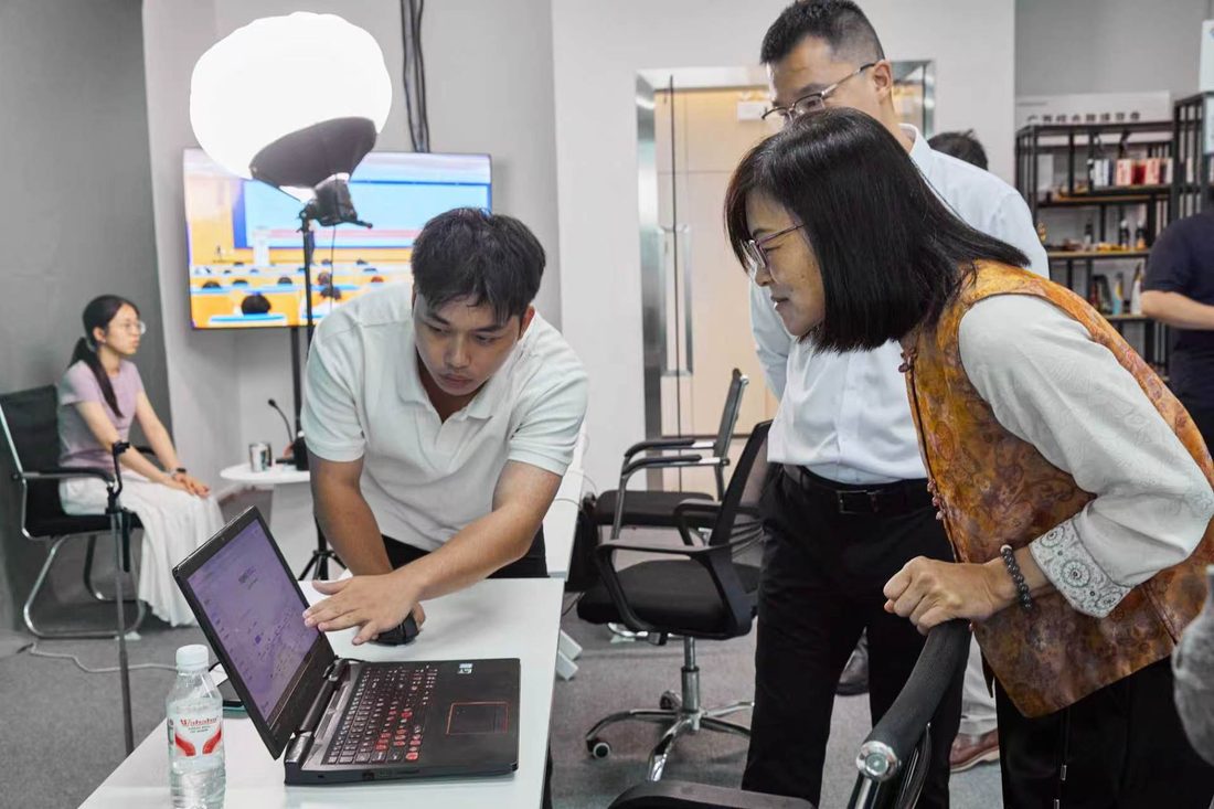 向商务部调研组演示 AI 产品